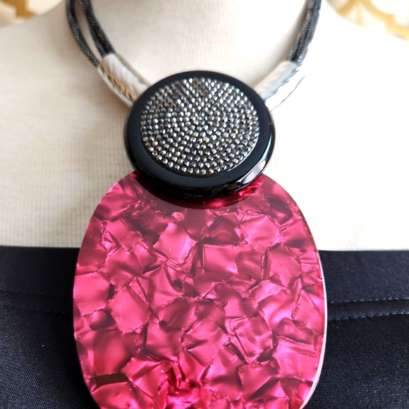 Elegant Pink and Black Pendant Necklace with Earrings Set - Picture 11 of 17